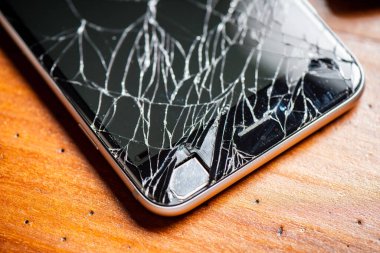 Kırık akıllı telefondaki kırık ekranı kapat.