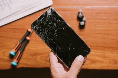 Kırık akıllı telefondaki kırık ekranı kapat.