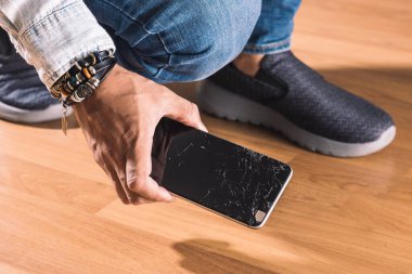 Kırık akıllı telefondaki kırık ekranı kapat.