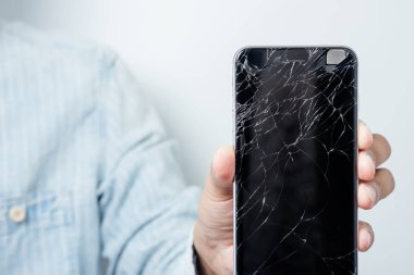 Kırık akıllı telefondaki kırık ekranı kapat.