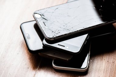 Bir yığın bozuk akıllı telefon. Akıllı telefona kırık ekran ile yaklaş.