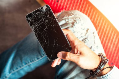 Kırık akıllı telefondaki kırık ekranı kapat.
