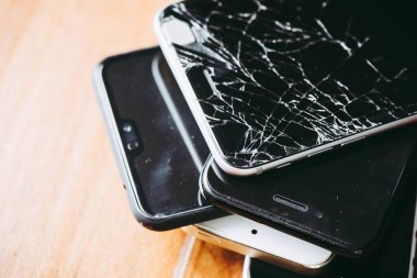 Bir yığın bozuk akıllı telefon. Akıllı telefona kırık ekran ile yaklaş.