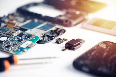 Bozuk akıllı telefonun küçük bir parçasını kapat. akıllı telefon hizmeti kavramı.