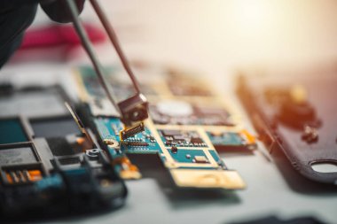 Bozuk akıllı telefonun küçük bir parçasını kapat. akıllı telefon hizmeti kavramı.