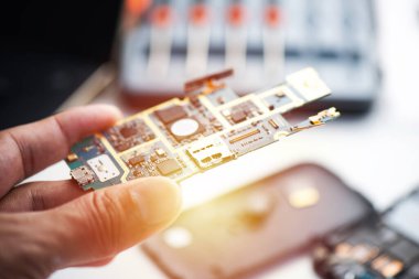 Bozuk akıllı telefonun küçük bir parçasını kapat. akıllı telefon hizmeti kavramı.