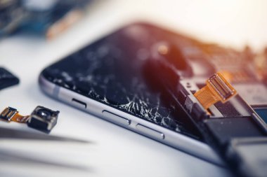 Bozuk akıllı telefondaki kırık ekranı kapat.