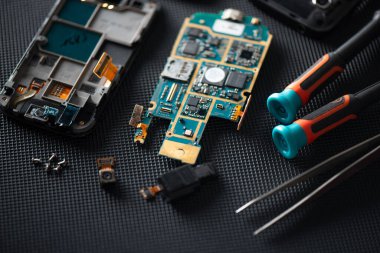Bozuk akıllı telefonun küçük bir parçasını kapat. akıllı telefon hizmeti kavramı.