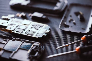 Bozuk akıllı telefonun küçük bir parçasını kapat. akıllı telefon hizmeti kavramı.