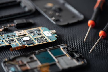 Bozuk akıllı telefonun küçük bir parçasını kapat. akıllı telefon hizmeti kavramı.