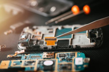 Bozuk akıllı telefonun küçük bir parçasını kapat. akıllı telefon hizmeti kavramı.