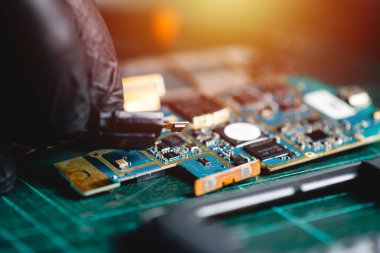 Teknisyen bozuk akıllı telefonu tamir ediyor. akıllı telefon servisi.