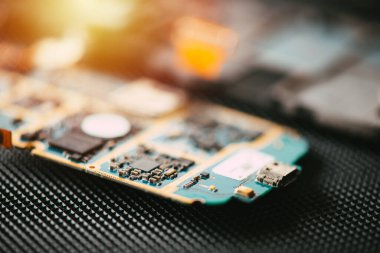 Bozuk akıllı telefonun küçük bir parçasını kapat. akıllı telefon hizmeti kavramı.