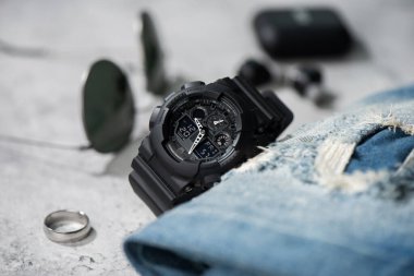 Siyah analog-dijital hibrit spor kol saatini kapat. Erkekler için günlük aksesuar.