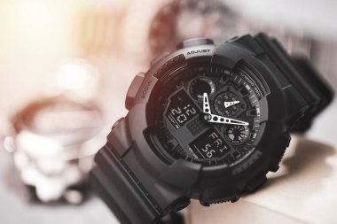 Siyah analog-dijital hibrit spor kol saatini kapat. Erkekler için günlük aksesuar.