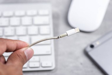 Akıllı telefon için beyaz kabloyu kapat.