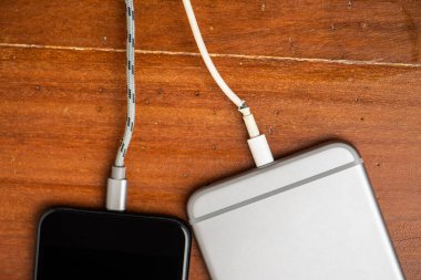 Akıllı telefon için beyaz kabloyu kapat.