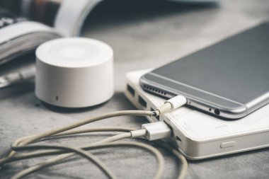 Akıllı telefon için beyaz kabloyu kapat.