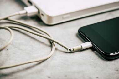 Akıllı telefon için beyaz kabloyu kapat.