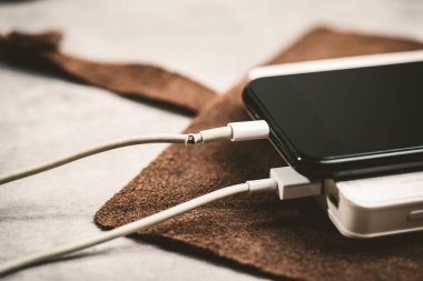 Akıllı telefon için beyaz kabloyu kapat.
