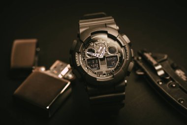 Siyah analog-dijital hibrit spor kol saatini kapat. Erkekler için günlük aksesuar.