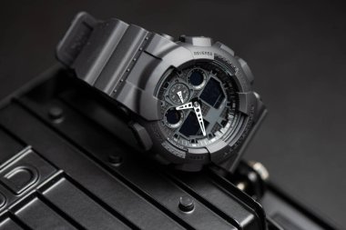 Siyah analog-dijital hibrit spor kol saatini kapat. Erkekler için günlük aksesuar.