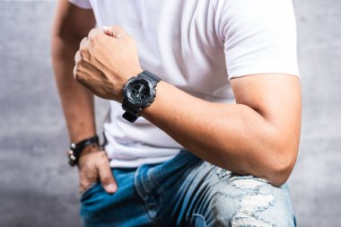 Siyah analog dijital hibrit spor kol saati takan adam. Erkekler için günlük aksesuar.