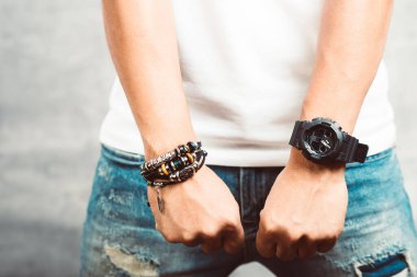 Siyah analog dijital hibrit spor kol saati takan adam. Erkekler için günlük aksesuar.