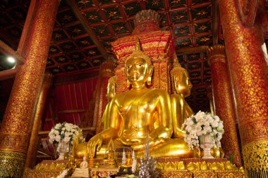 Wat Phumin (Phumin Tapınağı) 'nın içindeki altın Buda resmi, Tayland' ın Nan eyaletindeki ünlü antik tapınak..