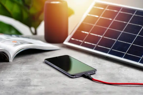 Caricare Smartphone Con Energia Solare Concetto Energia Verde Foto Stock