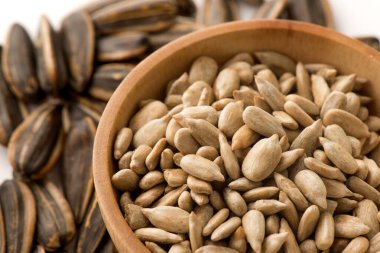 Kavrulmuş ay çekirdeği yığınını kapatın..