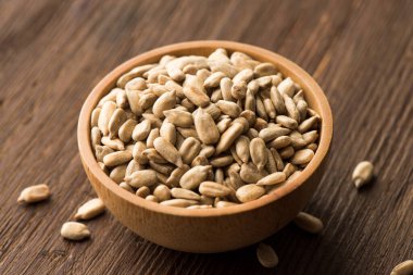 Kavrulmuş ay çekirdeği yığınını kapatın..