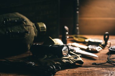 Günlük Taşıma için siyah cep feneri (EDC).