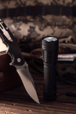 Günlük Taşıma için siyah cep feneri (EDC).