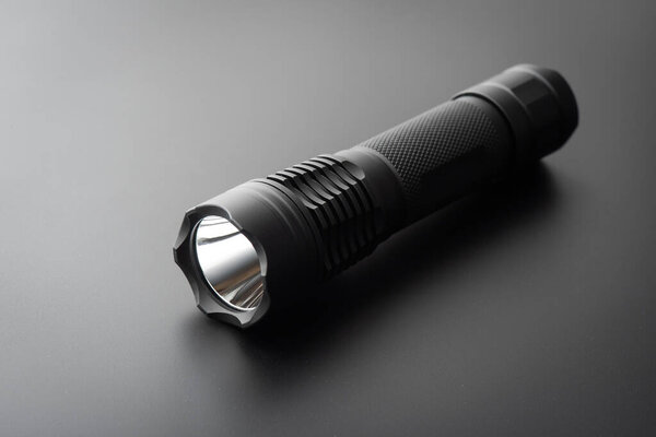 Черный карманный фонарик для повседневной носки (EDC)).