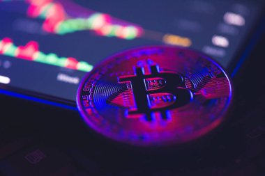 Bitcoin sembollü altın sikkeyi kapat. Bitcoin en ünlü kripto para birimidir..