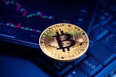 Bitcoin sembollü altın sikkeyi kapat. Bitcoin en ünlü kripto para birimidir..