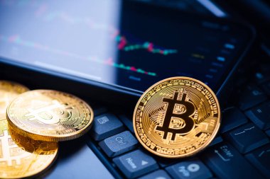 Bitcoin sembollü altın sikkeyi kapat. Bitcoin en ünlü kripto para birimidir..
