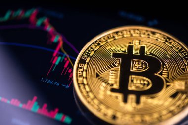 Bitcoin sembollü altın sikkeyi kapat. Bitcoin en ünlü kripto para birimidir..