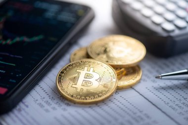 Bitcoin sembollü altın sikkeyi kapat. Bitcoin en ünlü kripto para birimidir..