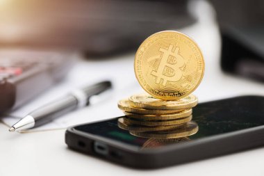 Bitcoin sembollü altın sikkeyi kapat. Bitcoin en ünlü kripto para birimidir..