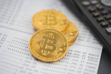 Bitcoin sembollü altın sikkeyi kapat. Bitcoin en ünlü kripto para birimidir..