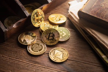 Tahta masadaki altın kripto sikkeyi kapat..