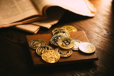 Tahta masadaki altın kripto sikkeyi kapat..