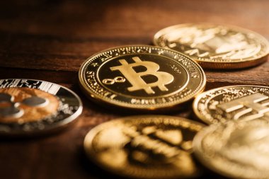 Tahta masadaki altın kripto sikkeyi kapat..