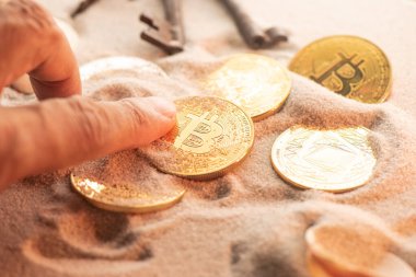 Kumsaldaki altın kripto para birimini kapat..