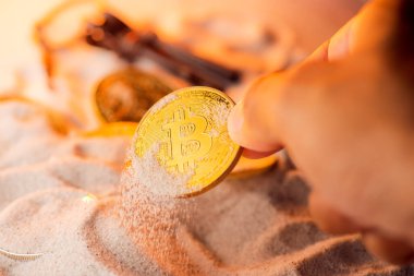 Kumsaldaki altın kripto para birimini kapat..