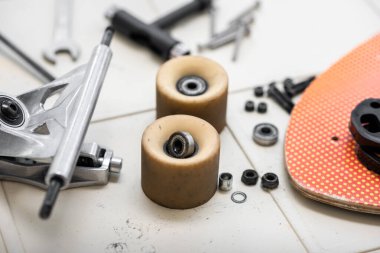 Sörf bakım ve onarım konsepti. Tekerleğe odaklan..