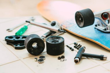 Sörf bakım ve onarım konsepti. Tekerleğe odaklan..