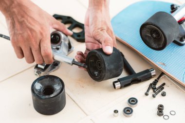 Sörf bakım ve onarım konsepti. Teknisyen sörf kaykayı tamir ediyor..